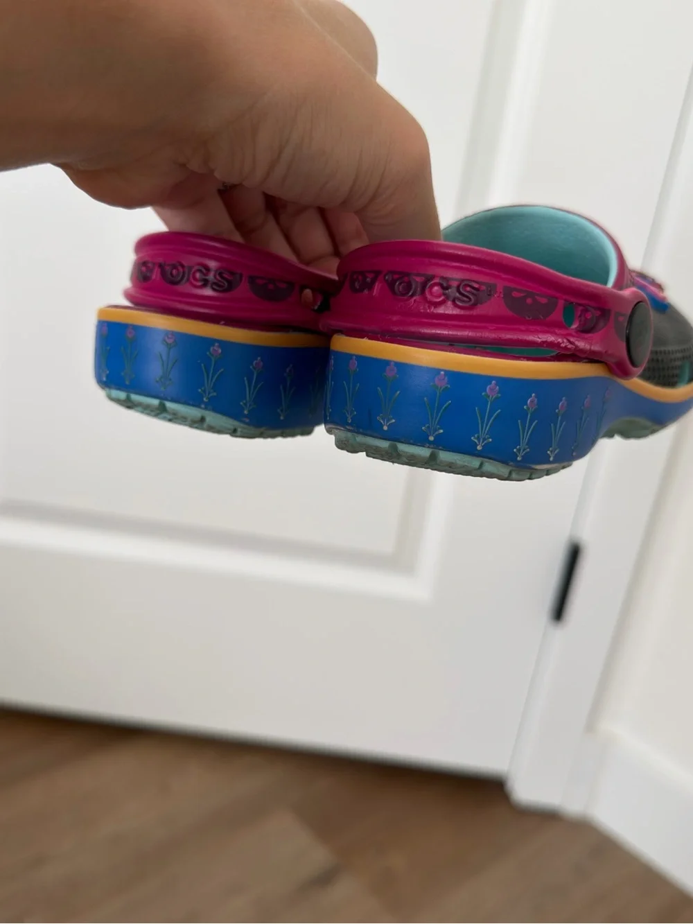 CROCS x Disney Frozen Black Pink Floral Anna Size 7c Toddler Girl